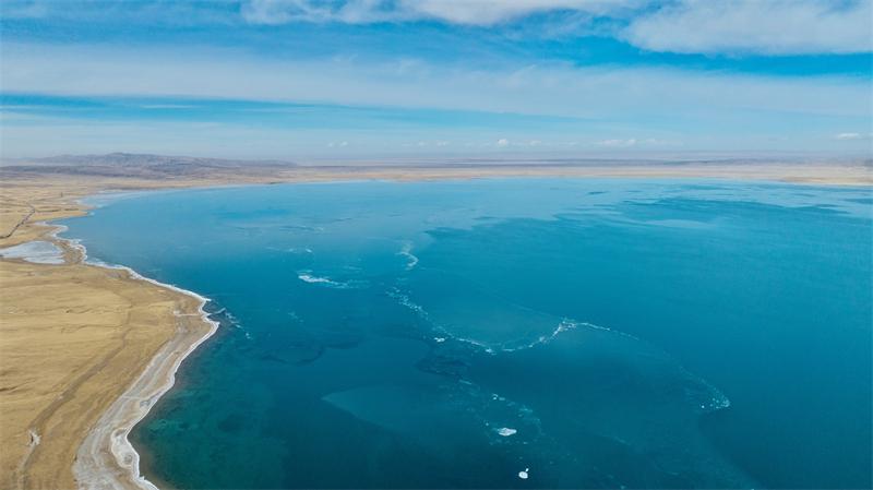 冬日青海湖 碎冰漂浮在湖面。宋忠勇攝