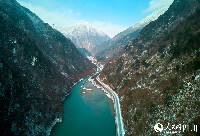 公路在雪山間穿梭。胡宇攝